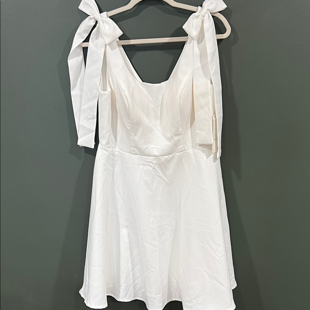 Elegant White Sleeveless Dress